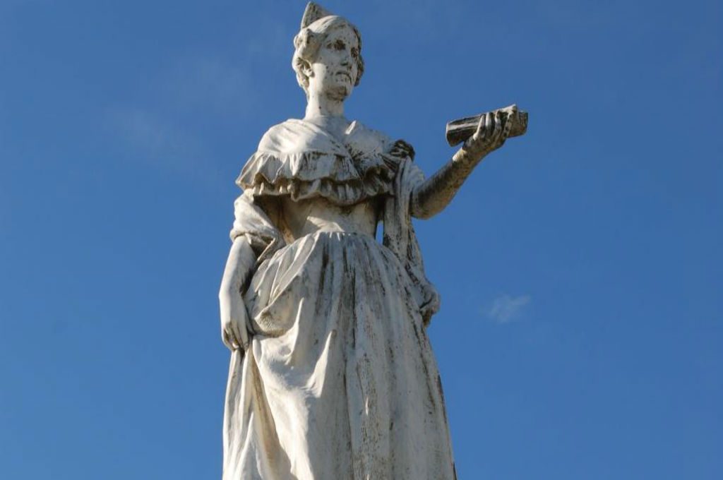 Monumento a Gregoria Pérez de Denis, en Paraná.